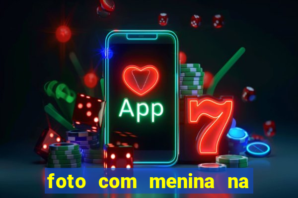 foto com menina na cama fake
